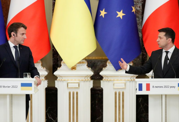 LA FRANCE VA INTENSIFIER SES LIVRAISONS D'ARMES À L'UKRAINE, DIT MACRON À ZELENSKY