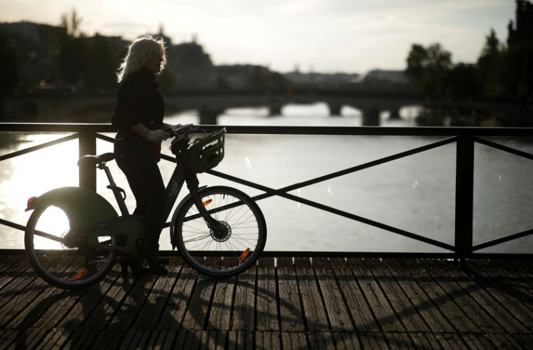 Une femme sur le pont des Arts à Paris