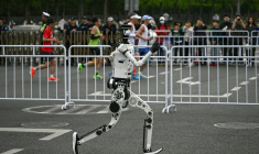 Un robot humanoïde lors du semi-marathon de Yizhuang, dans la banlieue de Pékin, le 19 avril 2026 ( AFP / Pedro PARDO )