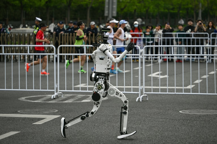 Un robot humanoïde lors du semi-marathon de Yizhuang, dans la banlieue de Pékin, le 19 avril 2026 ( AFP / Pedro PARDO )
