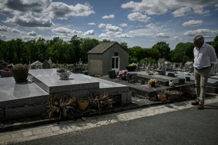 L'ancien maire de la commune de Le Bourg-d'Hem, Robert Deschamps, passe à côté de la sépulture de l'historien-résistant Marc Bloch au cimetière de Le Bourg-d'Hem, dans la Creuse, le 1er juin 2026  ( AFP / Philippe LOPEZ )