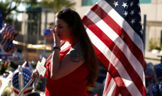 Une femme pleurant la mort de Charlie Kirk devant le siège de Turning Point USA à Phoenix, dans l'Arizona, le 12 septembre 2025 ( AFP / CHARLY TRIBALLEAU )