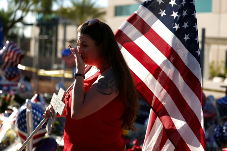 Une femme pleurant la mort de Charlie Kirk devant le siège de Turning Point USA à Phoenix, dans l'Arizona, le 12 septembre 2025 ( AFP / CHARLY TRIBALLEAU )