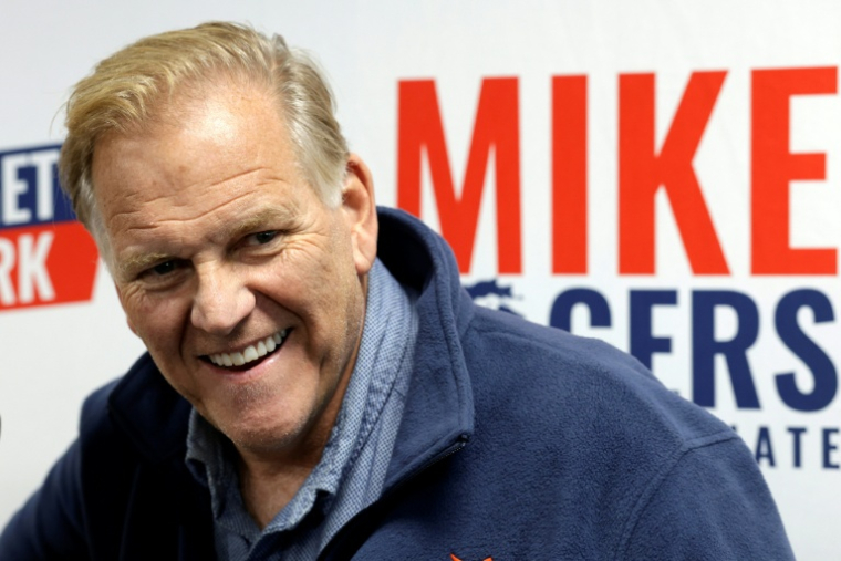 Le candidat républicain au Sénat américain pour le Michigan, Mike Rogers, dans son bureau de campagne à Detroit, dans le Michigan, le 17 octobre 2026 ( AFP / JEFF KOWALSKY )