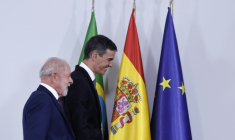 Le président brésilien Luiz Inacio Lula da Silva (à gauche) et le Premier ministre espagnol Pedro Sanchez, le 17 avril 2026 à Barcelone ( AFP / Oscar DEL POZO )