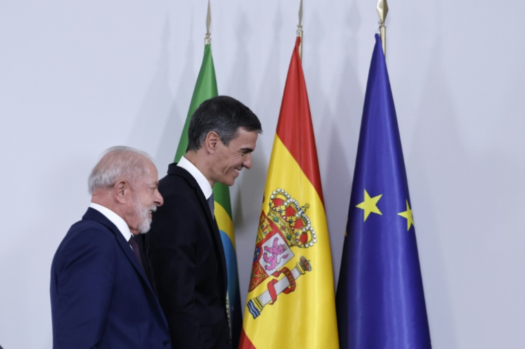 Le président brésilien Luiz Inacio Lula da Silva (à gauche) et le Premier ministre espagnol Pedro Sanchez, le 17 avril 2026 à Barcelone ( AFP / Oscar DEL POZO )