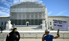 Des manifestants hostiles aux droits de douane imposés par le président américain Donald Trump, devant la Cour suprême des Etats-Unis, à Washington, le 5 novembre 2025 ( AFP / Mandel NGAN )