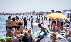 Des centaines de personnes essaient de se rafraîchir sur la plage d'Amager à Copenhague, le 27 juin 2026 ( Ritzau Scanpix / Emil Nicolai Helms )
