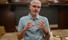 Bertrand Cordier, principal chercheur français pour le projet franco-chinois SVOM (moniteur astronomique spatial d'objets variables), destiné à repérer des "sursauts gamma", ici le 21 juin 2024 lors d'une conférence de presse à Xichang, en Chine ( AFP / ADEK BERRY )