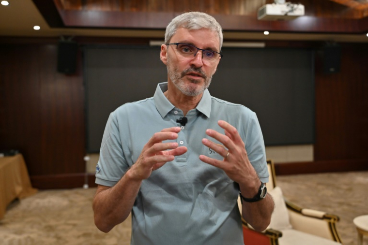 Bertrand Cordier, principal chercheur français pour le projet franco-chinois SVOM (moniteur astronomique spatial d'objets variables), destiné à repérer des "sursauts gamma", ici le 21 juin 2024 lors d'une conférence de presse à Xichang, en Chine ( AFP / ADEK BERRY )