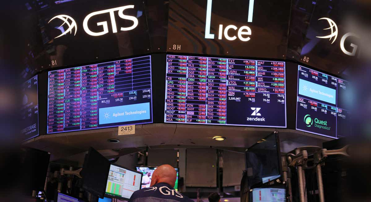 Les indices boursiers ont bien traversé l'été. Le CAC 40 a enregistré près de 73 milliards d'euros de bénéfices au premier semestre. Mais cette embellie estivale pourrait être de courte durée, avec des perspectives de croissance maussades. (© AFP)