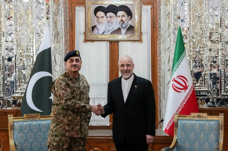 Photo diffusée par le bureau du président du Parlement iranien, le 16 avril 2026, montrant le président du Parlement iranien, Mohammad Bagher Ghalibaf (d) le chef d'état-major de l'armée pakistanaise, Asim Munir, à Téhéran ( Bureau du président du Parlement iranien / - )