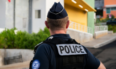 Un policier en faction devant le centre de détention de Basse-Terre, en Guadeloupe, le 7 décembre 2025 ( AFP / Carla Bernhardt )