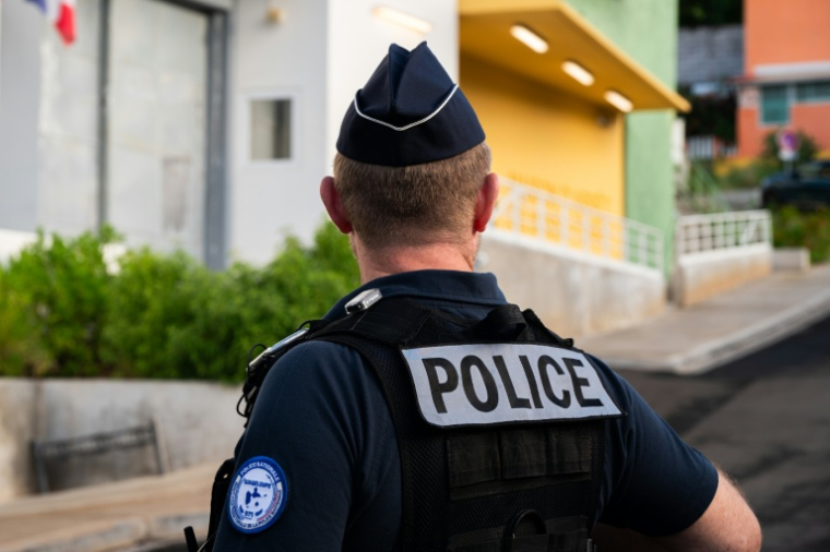 Un policier en faction devant le centre de détention de Basse-Terre, en Guadeloupe, le 7 décembre 2025 ( AFP / Carla Bernhardt )