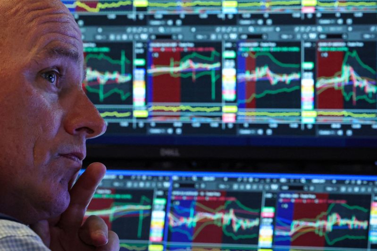 Les traders travaillent sur le parquet de la Bourse de New York