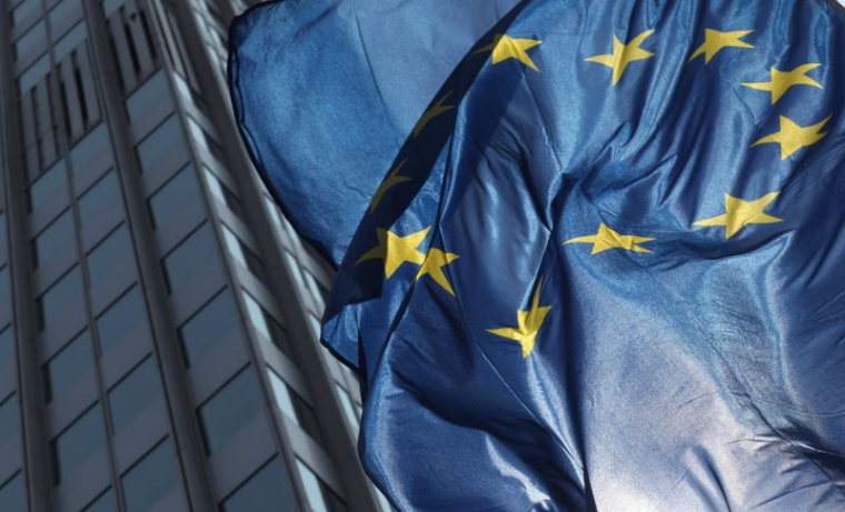 Le drapeau européen devant le siège de la BCE à Francfort