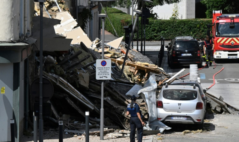 Un ancien hôtel désaffecté s'est effondré le 8 août 2025 en milieu de journée à Amiens pour des raisons encore inconnues ( AFP / Francois NASCIMBENI )