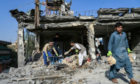 Des habitants nettoient les débris dans une maison endommagée par une frappe aérienne à Kaboul lors d'affrontements à la frontière entre l'Afghanistan et le Pakistan, le 16 octobre 2025 ( AFP / Wakil KOHSAR )