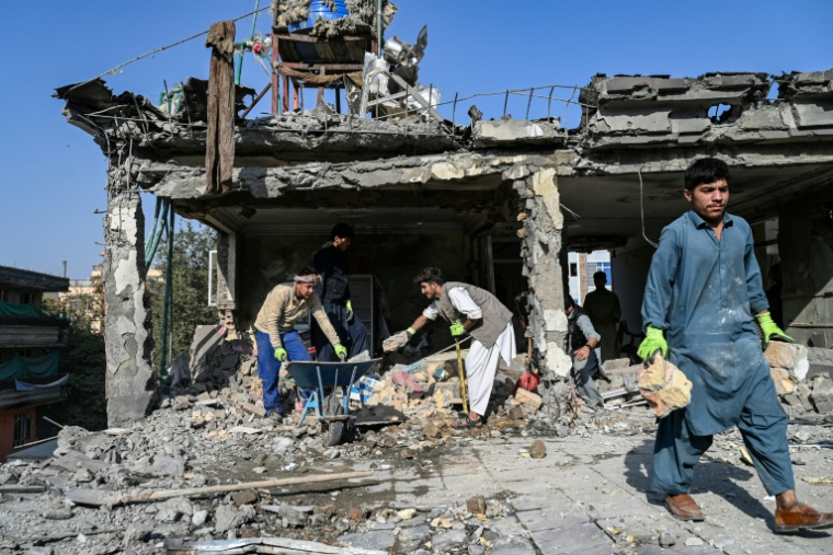Des habitants nettoient les débris dans une maison endommagée par une frappe aérienne à Kaboul lors d'affrontements à la frontière entre l'Afghanistan et le Pakistan, le 16 octobre 2025 ( AFP / Wakil KOHSAR )