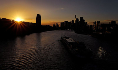 Le soleil se couche derrière la ligne d'horizon de Francfort