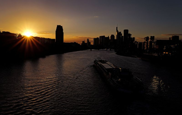 Le soleil se couche derrière la ligne d'horizon de Francfort