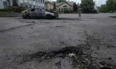 Photo prise le 16 mai 2025 et publiée le 17 mai 2025 par le service de presse de la 93e brigade mécanisée séparée de Kholodnyi Yar des forces terrestres ukrainiennes montrant un cratère à côté d'une voiture calcinée et le corps d'une victime à l'intérieur après une attaque de drone à Kostyantynivka, dans la région de Donetsk ( service de presse de la 93e brigade mécanisée séparée de Kholodnyi Yar / Iryna Rybakova )