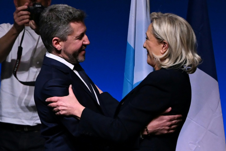 Marine Le Pen (à droite), présidente du RN, et Franck Allisio, candidat RN à la mairie de Marseille, lors d'un meeting à Marseille, le 16 janvier 2026 ( AFP / Miguel MEDINA )