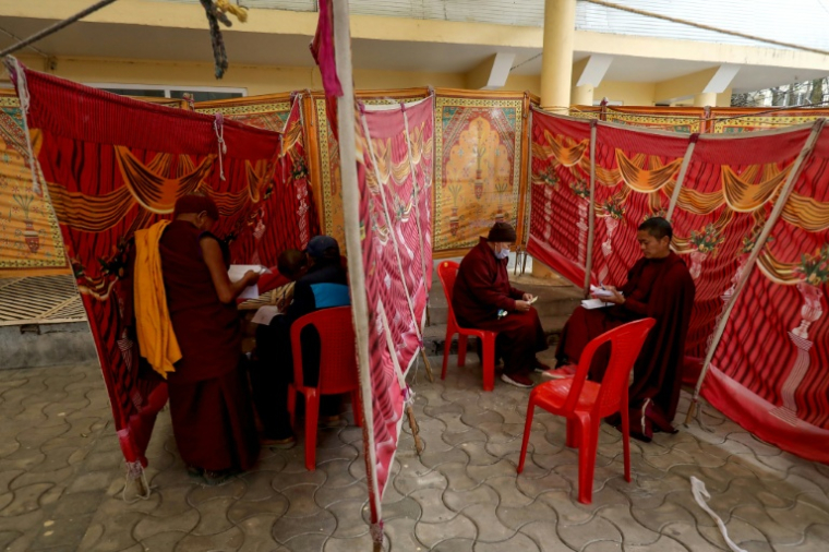 Des moines bouddhistes s'apprêtent à voter pour désigner les dirigeants du Tibet à Dharamsala, dans le nord de l'Inde, où est basé le gouvernement en exil, le 1er février 2026 ( AFP / Sanjay BAID )