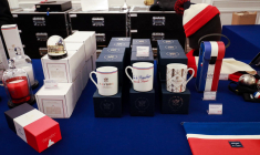 Un stand où sont exposés des souvenirs de l'Élysée lors du premier jour de l'événement "Fabriqué en France, à Paris le 17 janvier 2020.  ( AFP / LUDOVIC MARIN )