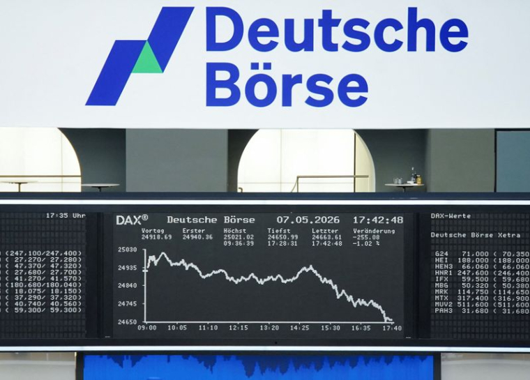 Le graphique de l'indice allemand des prix des actions DAX est photographié à la bourse de Francfort