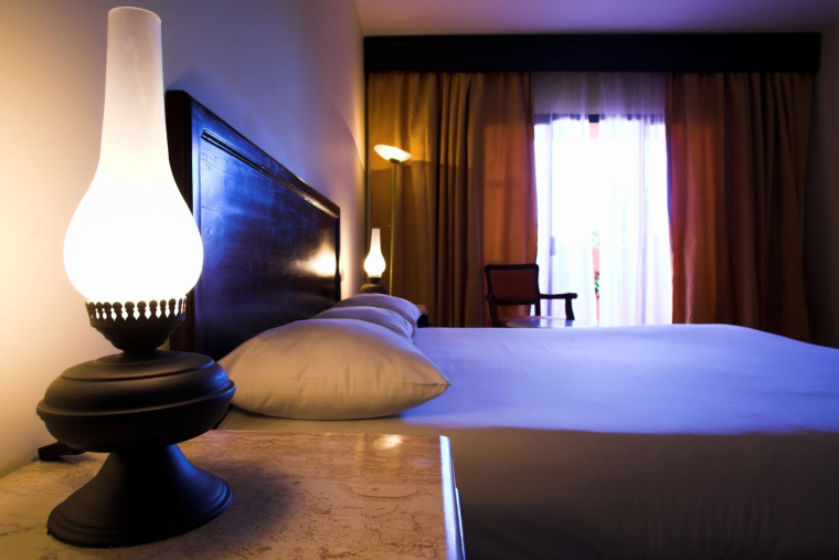 Lorsque vous achetez un bien en viager, vous vous engagez à verser une rente au vendeur jusqu’à son décès. crédit photo : Denis Babenko/Shutterstock / Denis Babenko