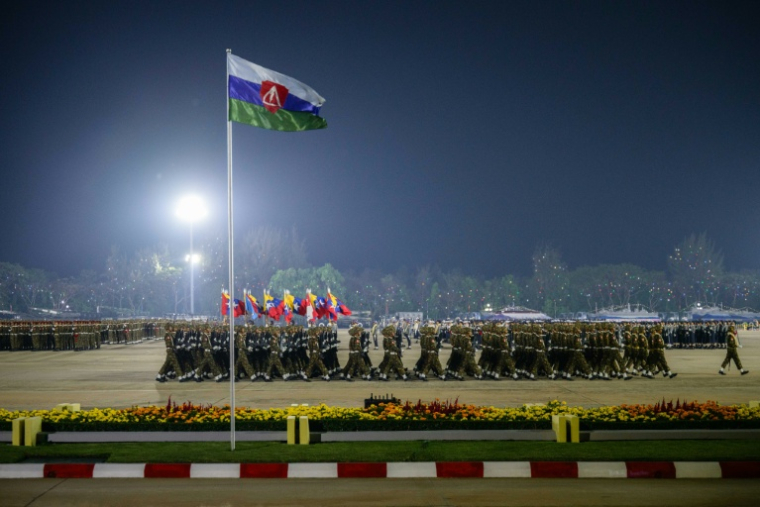 Des militaires birmans défilent à Naypyidaw, capitale de la Birmanie, le 27 mars 2026 ( AFP / ANTHONY WALLACE )