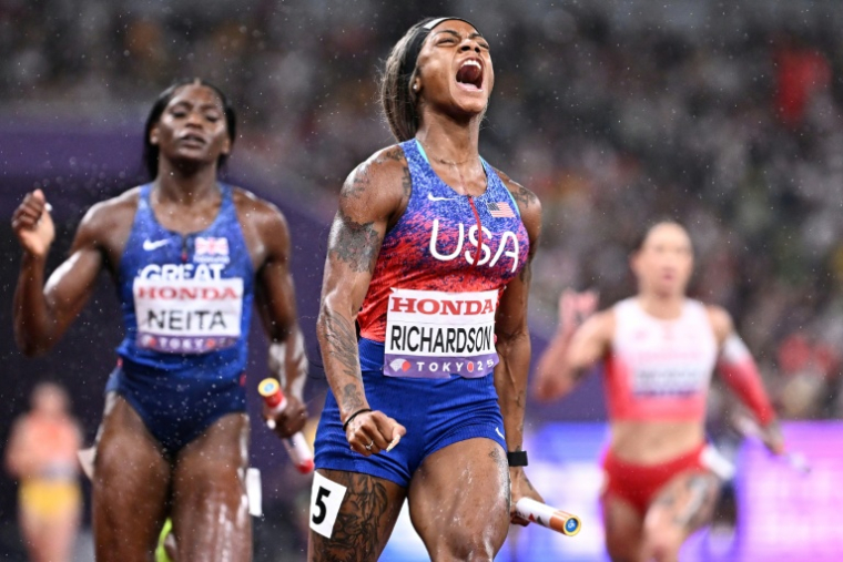 L'Américaine Sha'carri Richardson exulte après avoir remporté le relais 4x100 m avec son équipe, aux Mondiaux de Tokyo, le 21 septembre 2025 ( AFP / Jewel SAMAD )