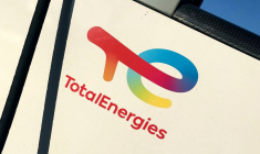 Logo TotalEnergies sur une pompe de station-service du groupe. (Crédit: L. Grassin / )