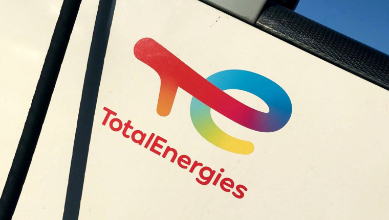 Logo TotalEnergies sur une pompe de station-service du groupe. (Crédit: L. Grassin / )