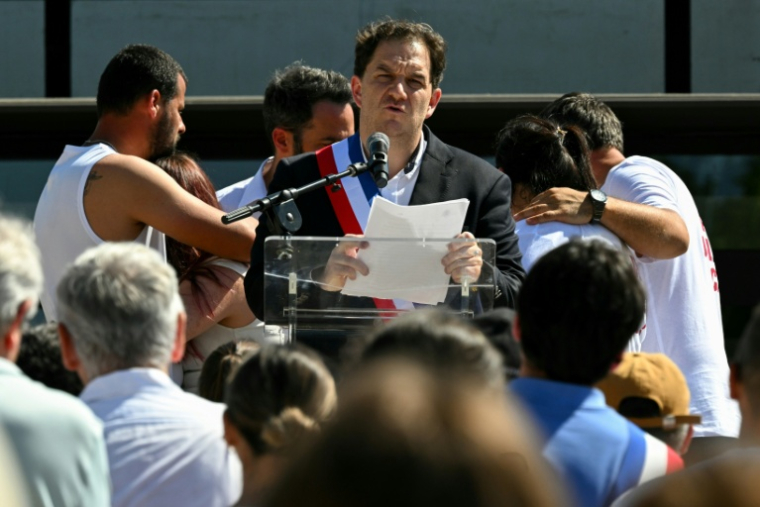 Grégory Bobbato, le maire de Fleurance, dans le Gers, a pris la parole lors de la marche blanche organisée le 7 juin 2026 pour rendre hommage à Lyhanna, 11 ans ( AFP / Lionel BONAVENTURE )