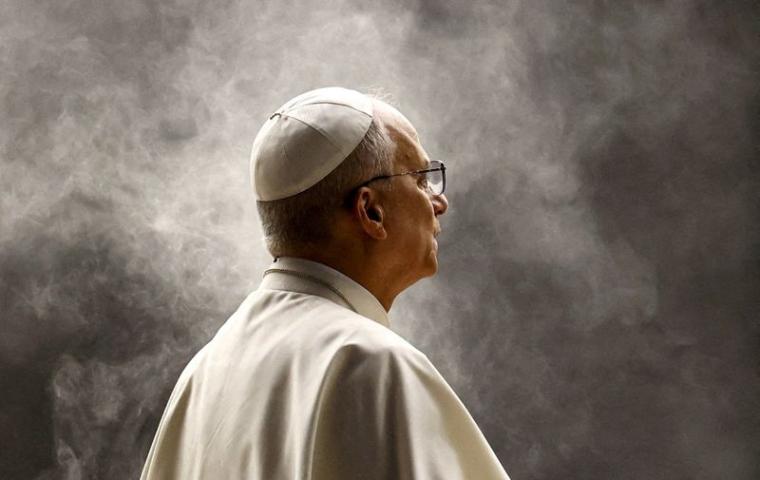 Le pape Léon XIV préside une veillée de prière et un rosaire pour la paix, au Vatican