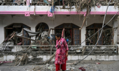 Une femme près des décombres de sa maison à Devighat, Népal, le 28 août 2026  ( AFP / Arun SANKAR )