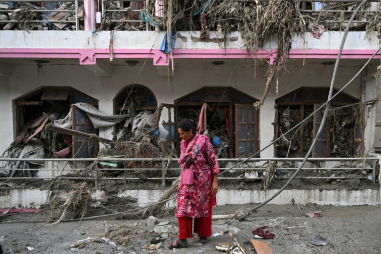 Une femme près des décombres de sa maison à Devighat, Népal, le 28 août 2026  ( AFP / Arun SANKAR )