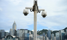 Des caméras de surveillance à Hong Kong, le 20 juin 2025 ( AFP / Peter PARKS )