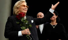 Sylvie Vartan fait un signe au public venu assister à la première d'un documentaire lui étant consacré, le 25 octobre 2025 à Sofia  ( AFP / Nikolay DOYCHINOV )