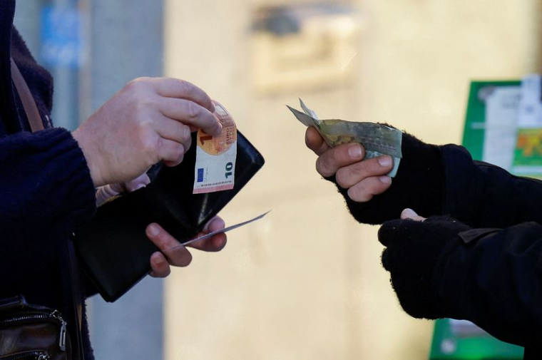 Un client échange un billet auprès d'un vendeur