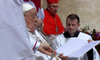 Pâques: le pape François apparaît au balcon de la basilique Saint-Pierre