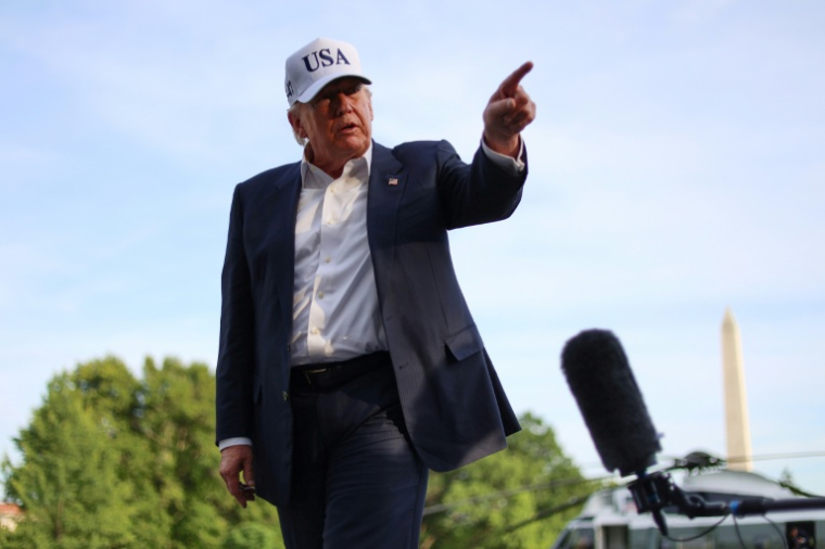 Le président américain Donald Trump s'adresse aux journalistes après son arrivée sur la pelouse sud de la Maison Blanche à Washington, le 15 mai 2026 ( AFP / Alex WROBLEWSKI )