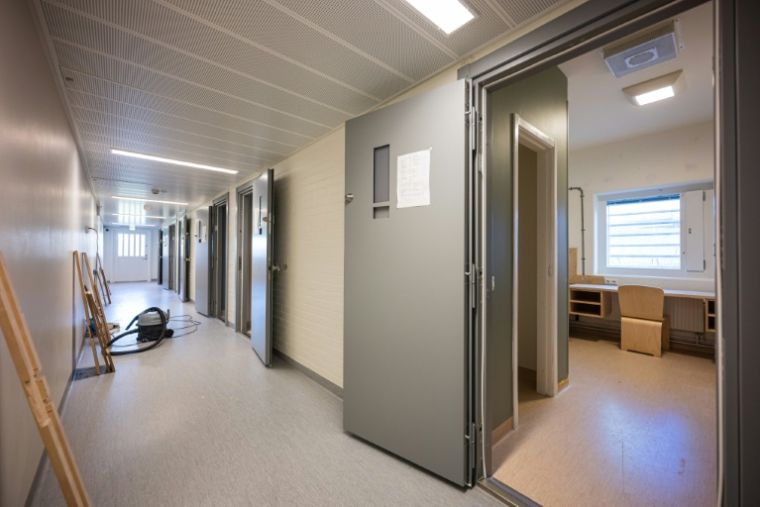 Les travaux en cours à la prison de Rosersberg, au nord de Stockholm, le 4 mars 2026 en Suède ( AFP / Jonathan NACKSTRAND )