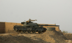 Un char de l'armée pakistanaise est stationné à la frontière entre le Pakistan et l'Afghanistan, à Chaman, le 27 février 2026 ( AFP / Abdul BASIT )