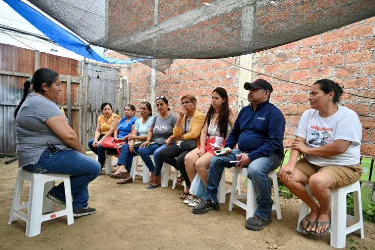 Maria Urgiles (g), épouse d'un pêcheur disparu selon elle lors d'une opération menée par l'armée américaine, participe à une réunion de l'association Fuerza del Mar à Manta, le 8 novembre 2025 en Equateur ( AFP / MARCOS PIN )
