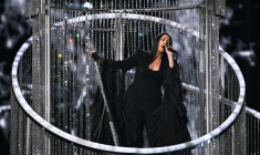 La chanteuse israélienne Yuval Raphael pendant une répétition en costume de la seconde demi-finale de l'Eurovision, le 14 mai 2025 à Bâle, en Suisse ( AFP / Fabrice COFFRINI )