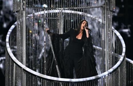 La chanteuse israélienne Yuval Raphael pendant une répétition en costume de la seconde demi-finale de l'Eurovision, le 14 mai 2025 à Bâle, en Suisse ( AFP / Fabrice COFFRINI )
