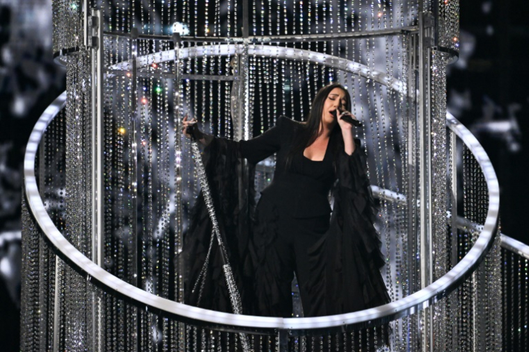 La chanteuse israélienne Yuval Raphael pendant une répétition en costume de la seconde demi-finale de l'Eurovision, le 14 mai 2025 à Bâle, en Suisse ( AFP / Fabrice COFFRINI )